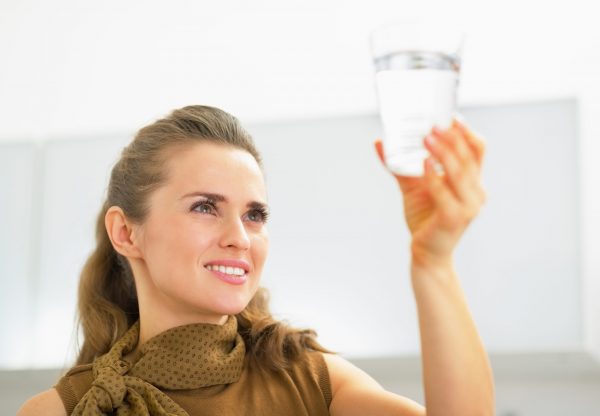 Acqua da bere: in bottiglia, filtrata o dal rubinetto?